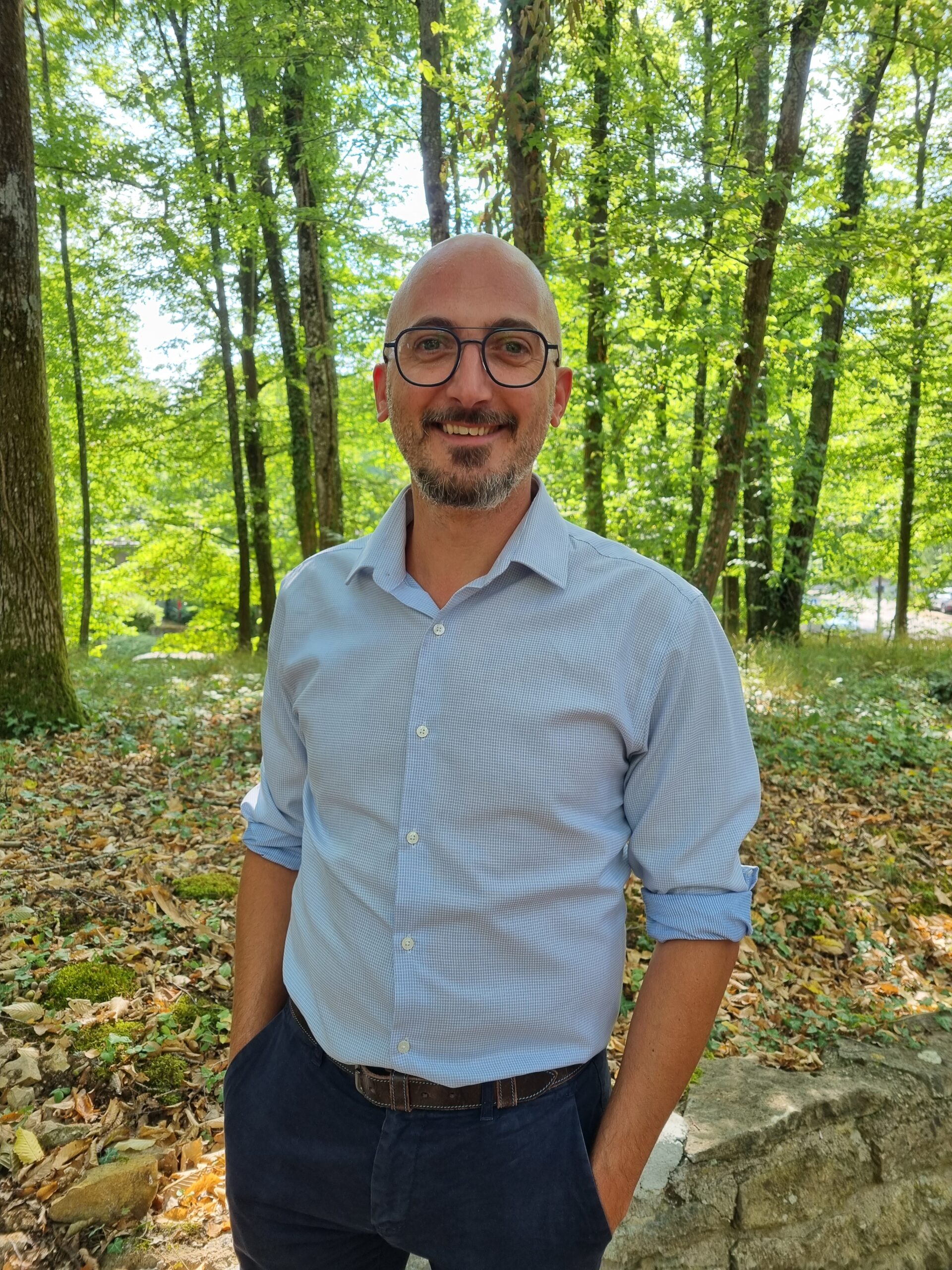 Jeune femme tenant un dossier intitulé « What is Brand Strategy ? » en terrasse.